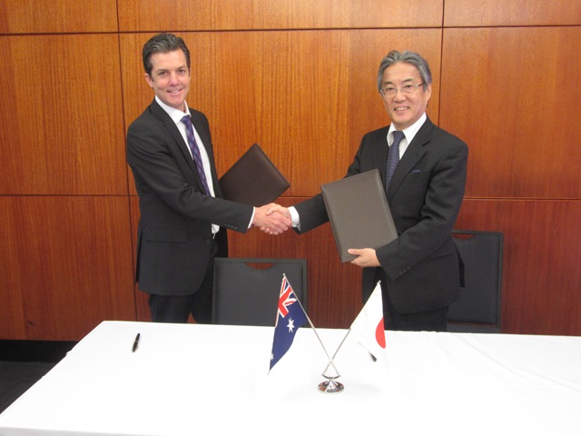CSIRO Energy Director Dr Tim Finnigan and JOGMEC Chairman and CEO Tetsuhiro Hosono in Darwin